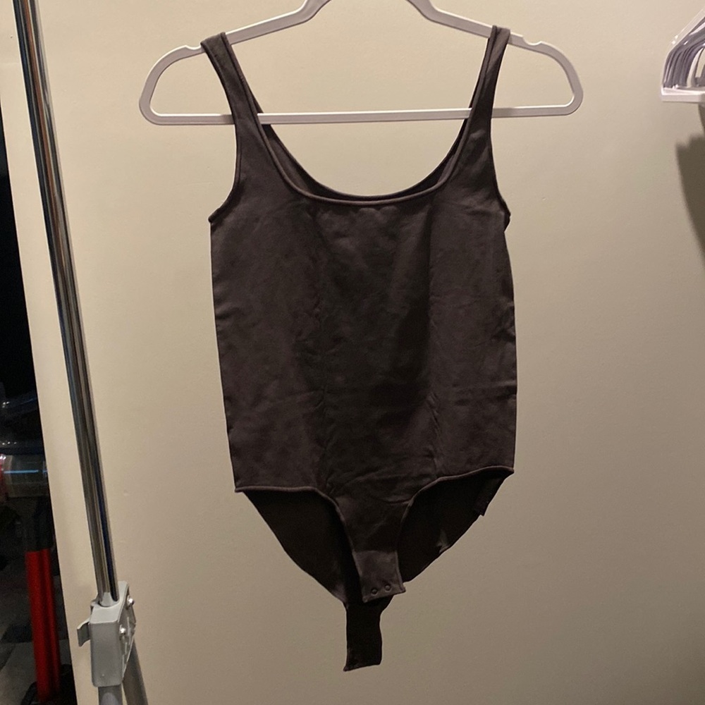 SKIMS ESSENTIAL SCOOP NECK BODYSUIT DARK PURPLE L/XL